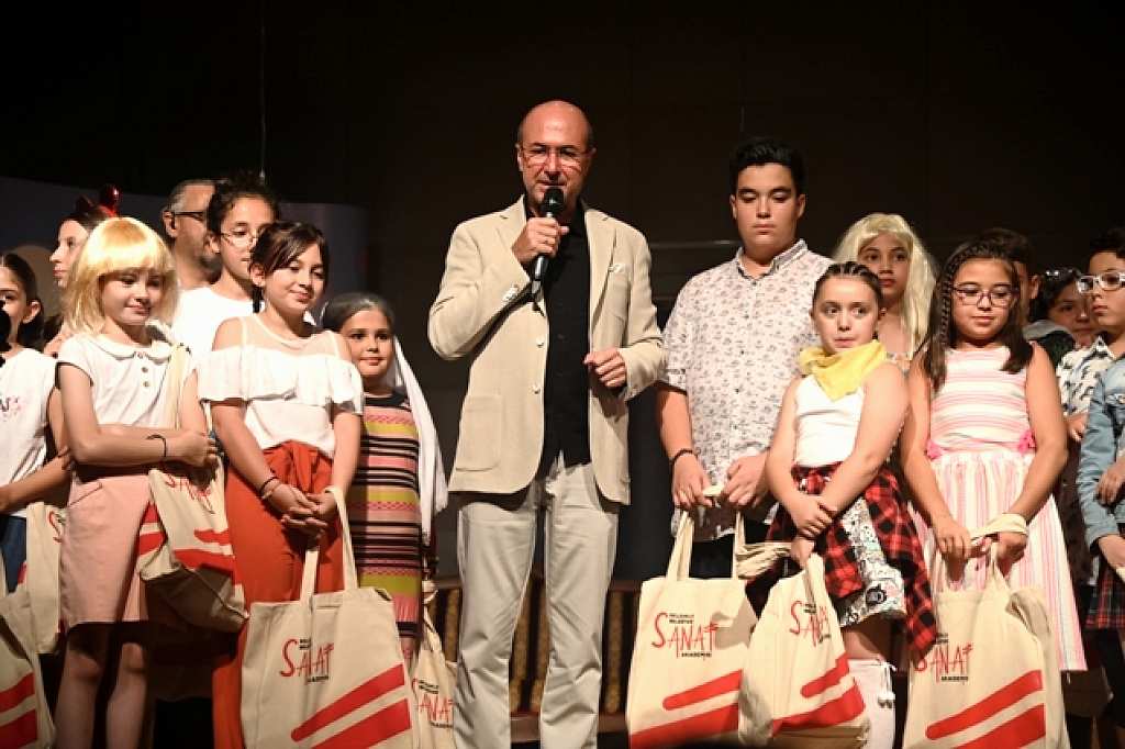 Paldır Güldür Şov büyük beğeni aldı SANAT AKADEMİSİ ÖĞRENCİLERİNDEN TİYATRO GÖSTERİSİ
